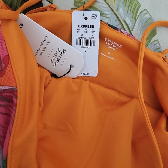 Express orange print ruched top size M NWT - Picture 4 of 6